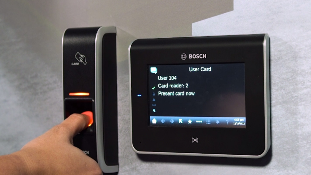 Leitor biométrico por impressão digital aplicado a sistemas de controle de acesso